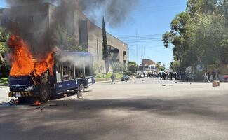 Protesta en Morelia por caso Arantepacua; comuneros queman camiones y exigen justicia contra exfuncionarios