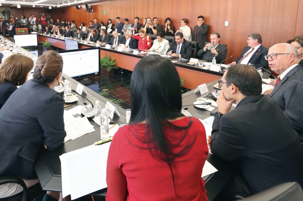 La comparecencia tiene contrastes, como los que marcan senadores del PRI y PAN, quienes le expresan afecto a José Narro. (SENADO)