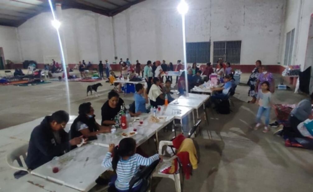Ofrecen comida, abrigo y medicamentos a pobladores evacuados por fuga de amoniaco en Oaxaca