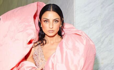 Aislinn Derbez brilla con pantalón transparente en tendencia