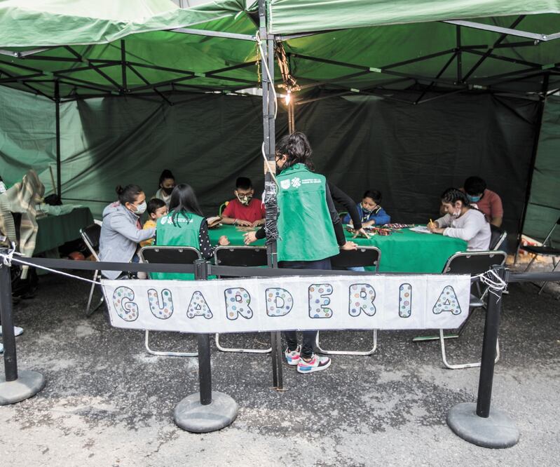Los niños tuvieron un momento de recreación en lo que sus padres eran vacunados. Foto: GERMÁN ESPINOSA. EL UNIVERSAL