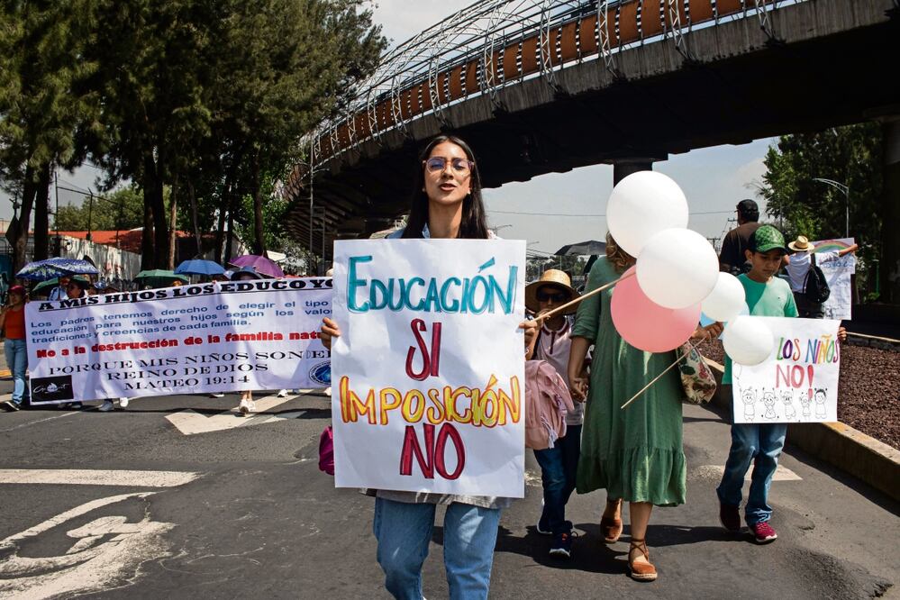 El Frente Nacional por la Familia se manifestó en la Cámara Baja en contra de los nuevos libros de texto. Foto: Gabriel Pano / EL UNIVERSAL
