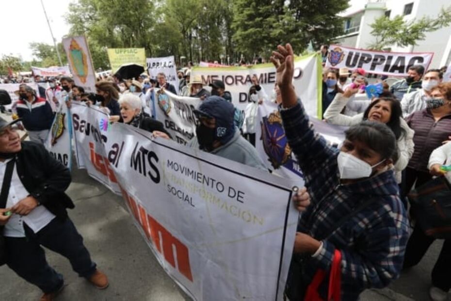 Derechohabientes del ISSEMyM protestan por el desabasto de medicinas en Edomex