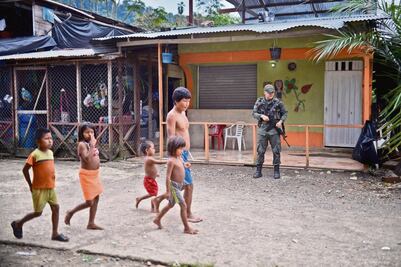 Huyen 300 colombianos por choque de ELN y autodefensa