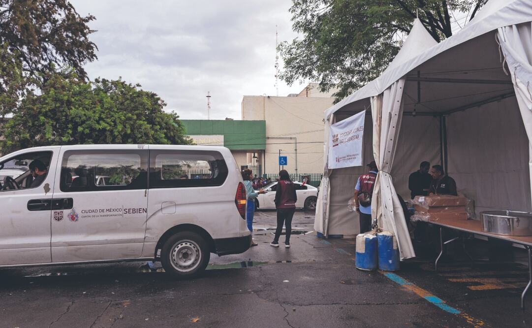 La Secretaría de Bienestar instaló un módulo afuera del Hospital Dr. Rubén Leñero para brindar comida y descanso a familiares. Foto: de HUGO SALVADOR. EL UNIVERSAL