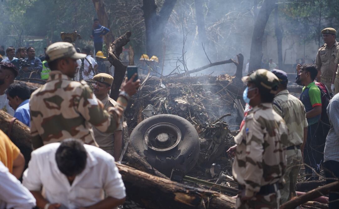 Las autoridades inspeccionan los escombros en el lugar del accidente aéreo cerca del Aeropuerto Internacional Sardar Vallabhbhai Patel en Ahmedabad, Gujarat, oeste de la India, el 12 de junio de 2025. Foto: EFE