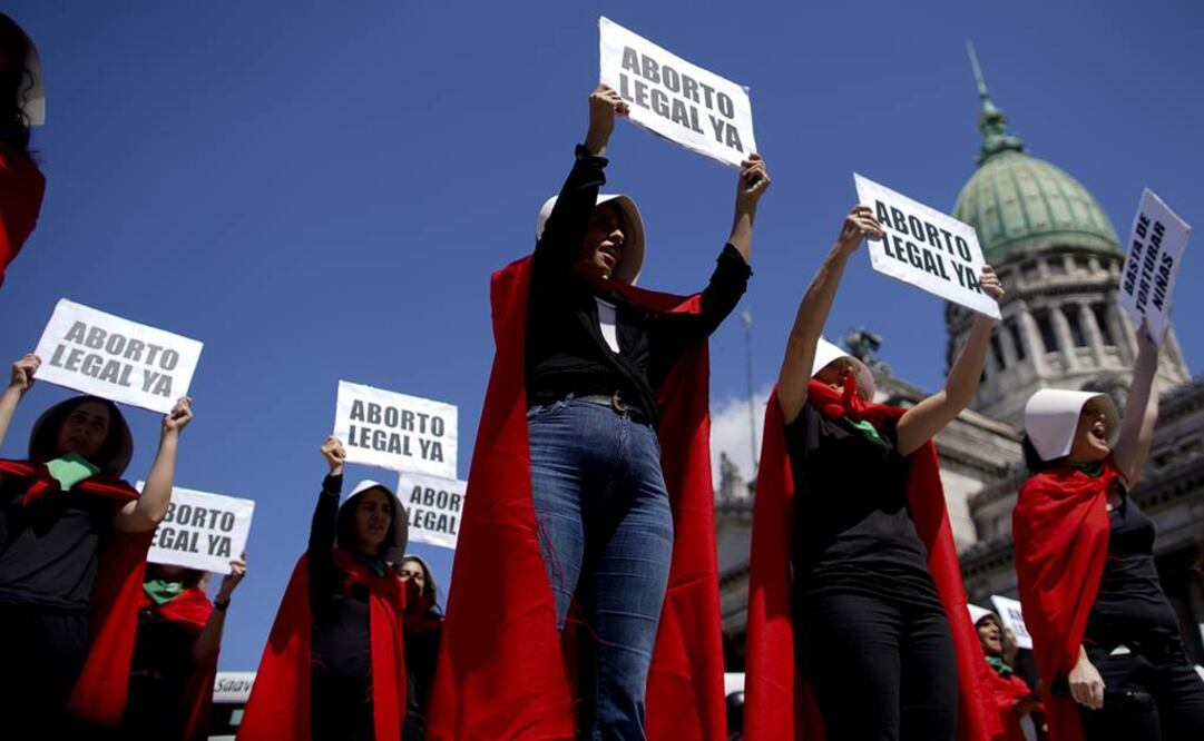 Activistas por el aborto libre sostienen pancartas en el Día Internacional de la Mujer, en Buenos Aires, Argentina (AP Foto / Natacha Pisarenko)