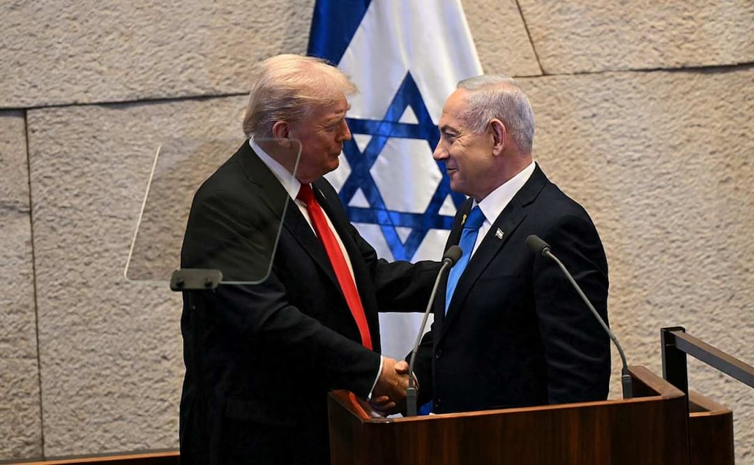 El presidente de Estados Unidos, Donald Trump (i), y su homólogo israelí, Benjamín Netanyahu, este lunes en el Parlamento israelí (Knéset) en Jerusalén. Trump emprendió este lunes una visita relámpago a Israel para reunirse con familiares de los rehenes y dar un discurso en el Parlamento israelí (Knéset) antes de poner rumbo a Egipto, donde tendrá lugar la Cumbre de la Paz. Foto: EFE