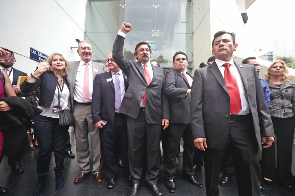 El líder minero Napoleón Gómez Urrutia (centro) recibió muestras de apoyo de sus colegas senadores y simpatizantes que lo esperaban afuera del recinto de Insurgentes y Reforma (ALEJANDRA LEYVA. EL UNIVERSAL)