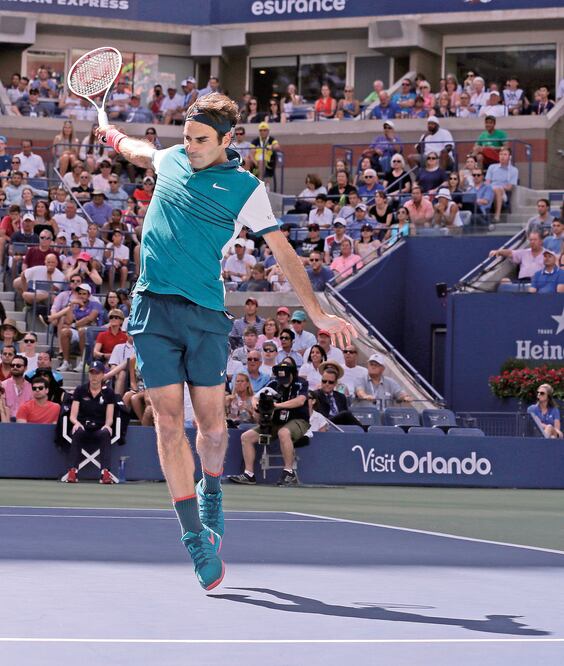 Federer se impuso a Philipp Kohlschreiber por parciales de 6-3, 6-4 y 6-4 (CHARLES KRUPA. AP)