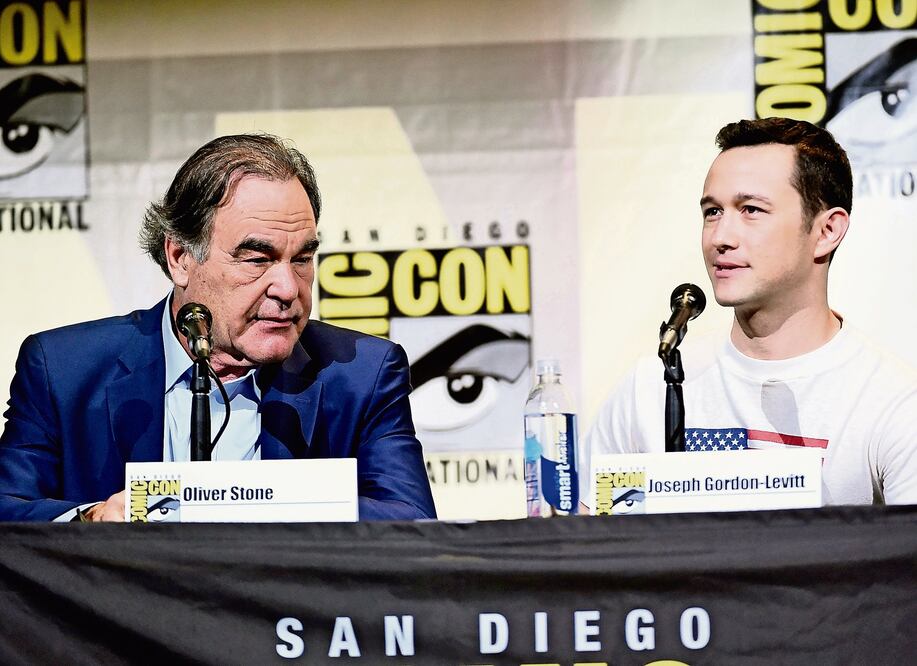 Oliver presentó en Comic-Con su nueva película Snowden (CHRIS PIZZELLO. AP)