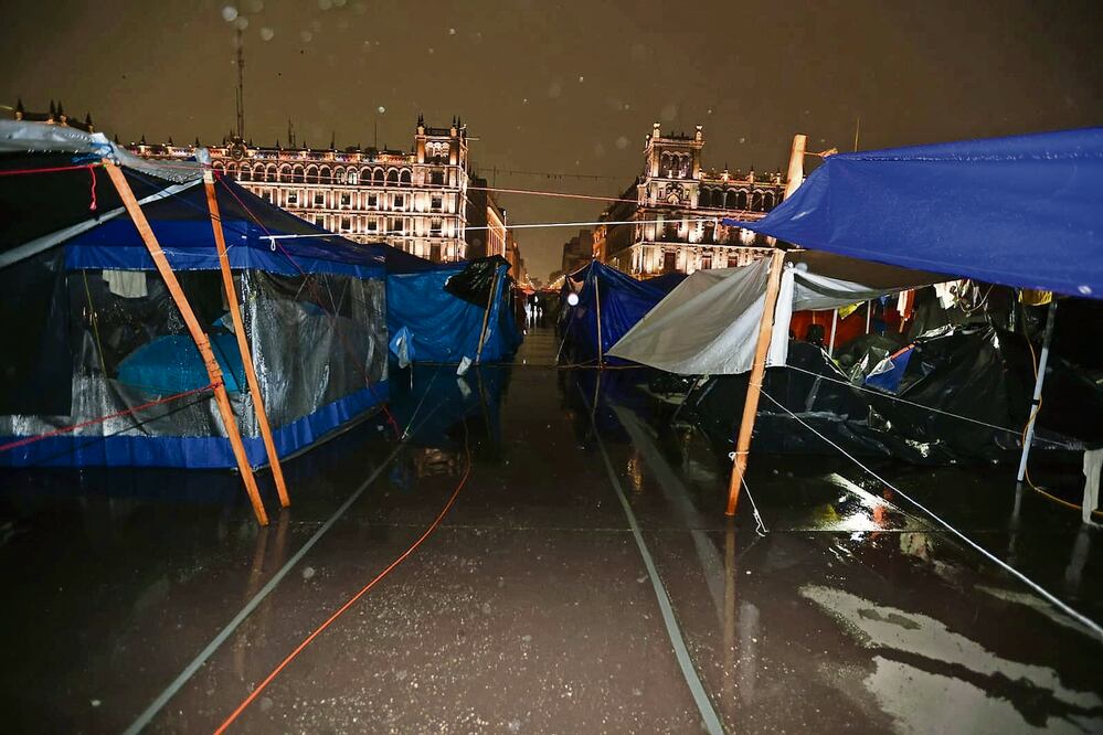 En un recorrido por el Zócalo se observaron espacios vacíos y los docentes comenzaban a desinstalar sus carpas. Foto: Francisco Rodríguez/ EL UNIVERSAL