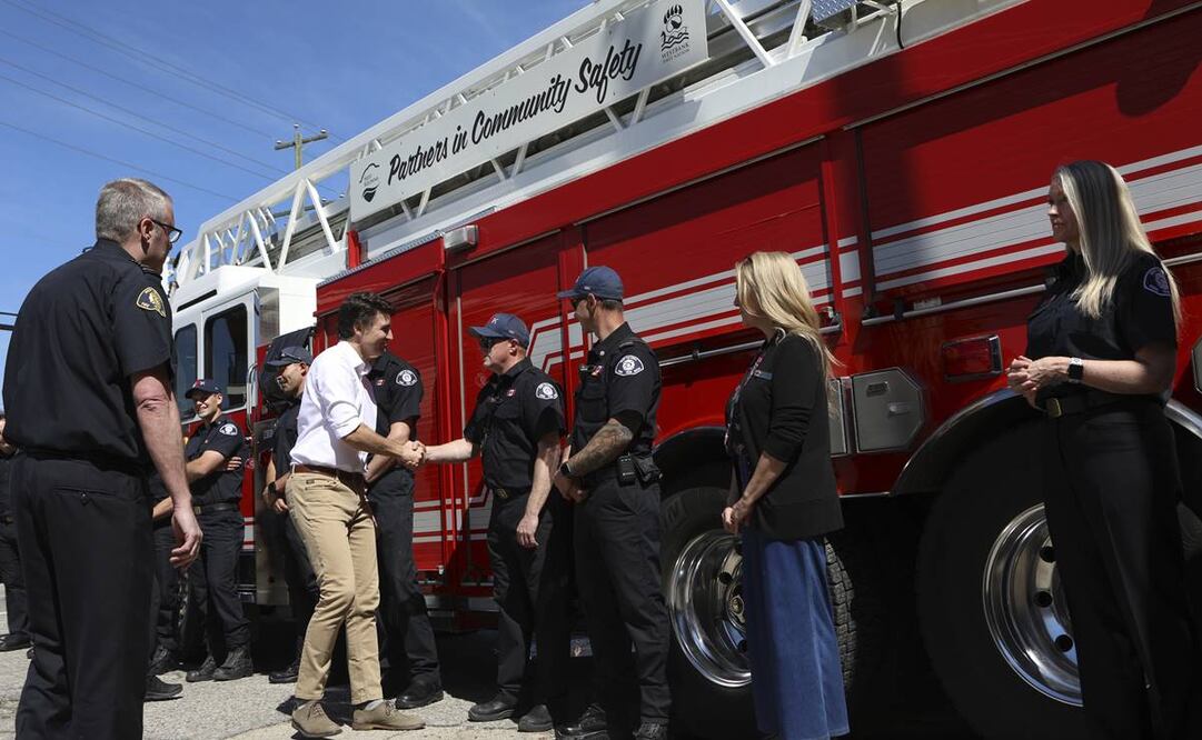 El primer ministro de Canadá, Justin Trudeau, se reúne con bomberos en el recinto de bomberos de West Kelowna, en Columbia Británica. Foto: AP