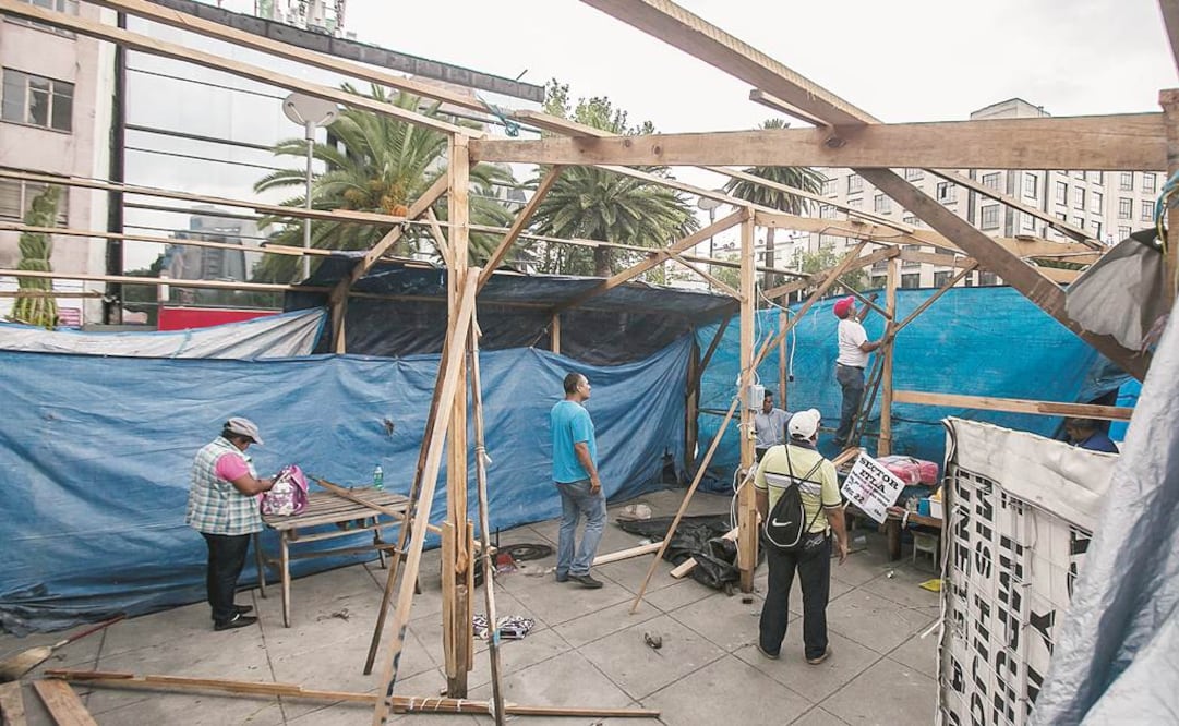 Maestros de la CNTE mantienen su  plantón a espaldas del Monumento a la Revolución, donde han construido casas de campaña con diversos materiales./Yadín Xolalpa-EL UNIVERSAL