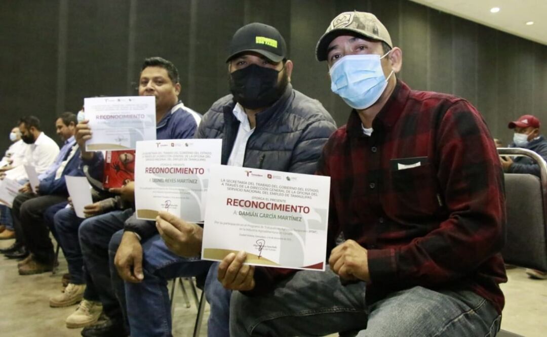 Olga Sosa Ruíz reconoció el esfuerzo y valentía de estas personas, que temporalmente dejaron Tamaulipas para trabajar en Canada / Foto: Especial