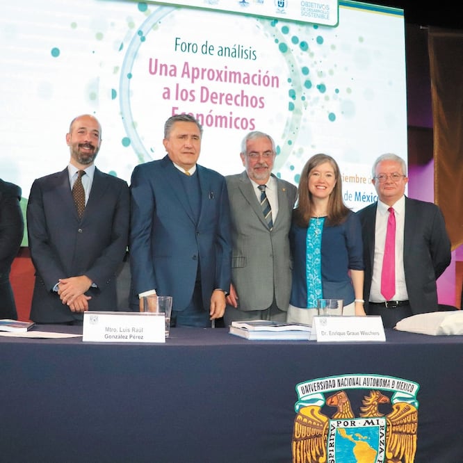 El rector Enrique Graue (centro) recibió ayer el espaldarazo del titular de la CNDH, Luis Raúl González (tercero de izq. a der.) rumbo a la Rectoría. TOMADA DE TWITTER