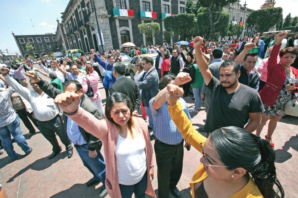 En Toluca los trabajadores de dependencias públicas tuvieron que esquivar varios camiones que están en la explanada municipal (JORGE ALVARADO. EL UNIVERSAL)