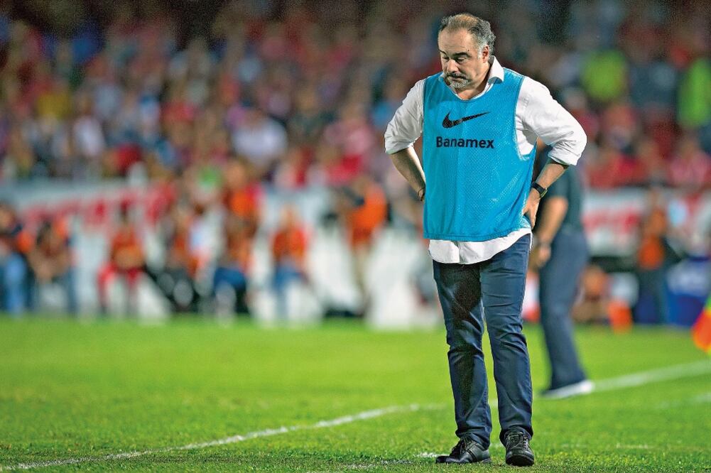 Contrariado, Memo Vázquez ve la mala labor de su equipo (ERNESTO PÉREZ. IMAGO7)