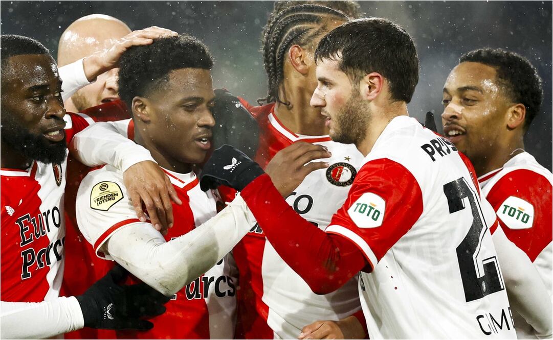 Javairo Dilrosun con Santiago Giménez en el Feyenoord. FOTO: EFE