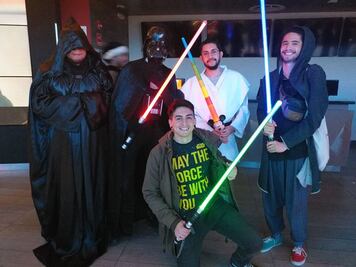 Gastan miles de pesos fans de Star Wars para recibir al último capítulo de la saga