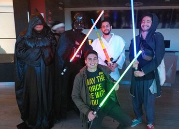 Gastan miles de pesos fans de Star Wars para recibir al último capítulo de la saga