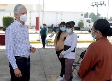 Alfredo Del Mazo entrega microcréditos a empresarias de Edomex