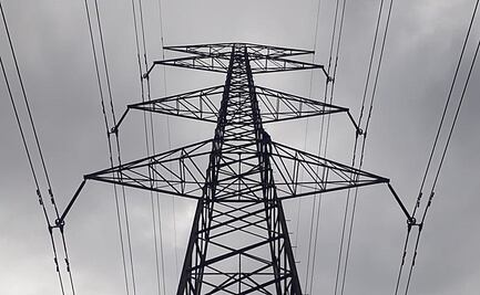 Rescatan a hombre que intentó arrojarse de una torre de luz en Iztapalapa