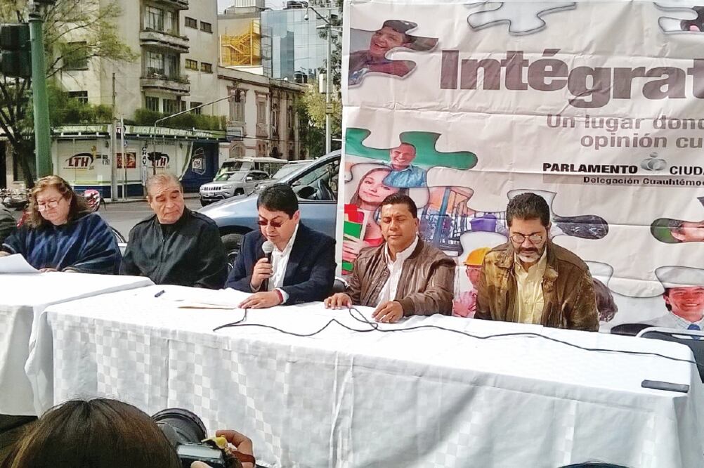 Alejandro Fernández, ex titular de la delegación Cuauhtémoc, invitó a los vecinos a escribir la leyenda Parlamento Ciudadano en las boletas que entregará el IEDF para la votación del Corredor Cultural Chapultepec (DIANA VILLAVICENCIO. EL UNIVERSAL)