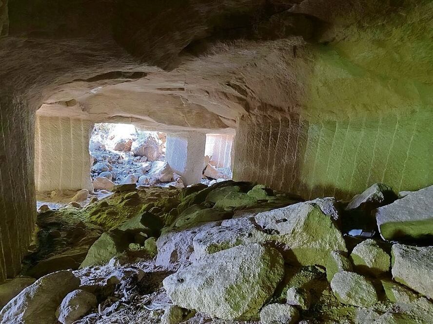 Autoridades inyectan al día un promedio de 20 mil litros de hidróxido de calcio mezclado con mineral de perlita para rellenar cavidades. Foto: Especial