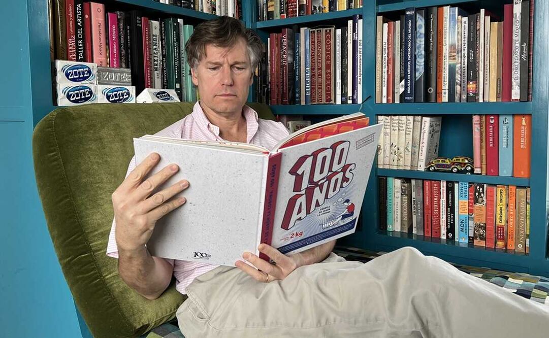 Christopher Landau posa con el libro "100 Años. Fábrica de Jabón La Corona". Foto: tomada de Twitter @ChrisLandauUSA