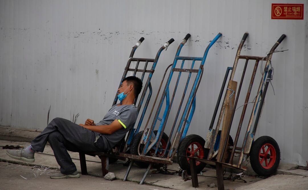 Un inmigrante toma una siesta mientras espera una oportunidad de trabajo en Beijing. Foto: EFE/EPA/WU HONG