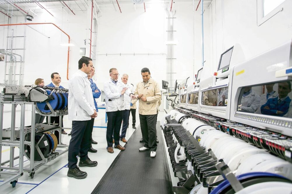 El gobernador Francisco Domínguez Servién (en primer plano) efectúa una visita a una empresa extranjera asentada en territorio estatal. Foto: ESPECIAL