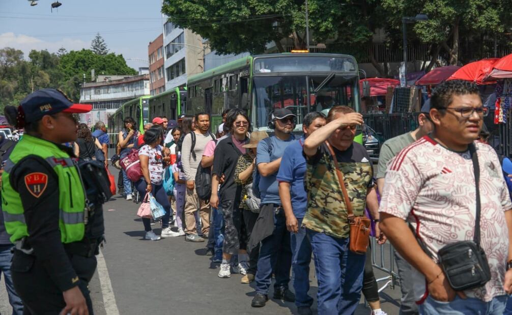 Debido a las obras realizadas en el tramo de Pino Suárez a Xola, los pasajeros usan el servicio provincial de RTP.
Foto: Karla Guerrero/ El Universal