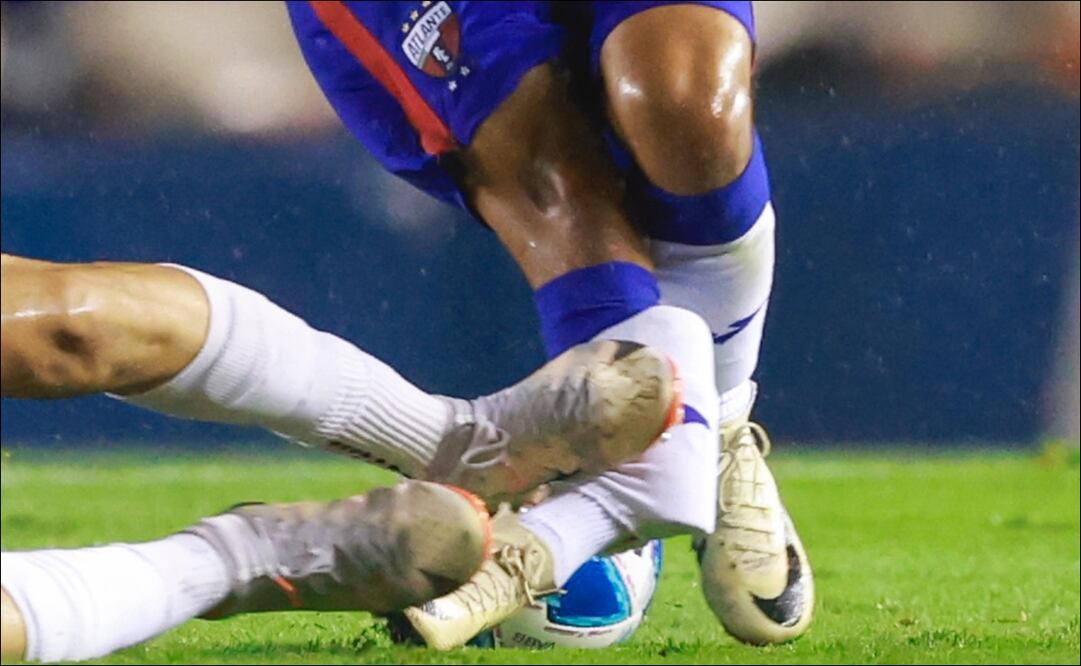 La brutal entrada al Hobbit Bermúdez / Foto: Especiales