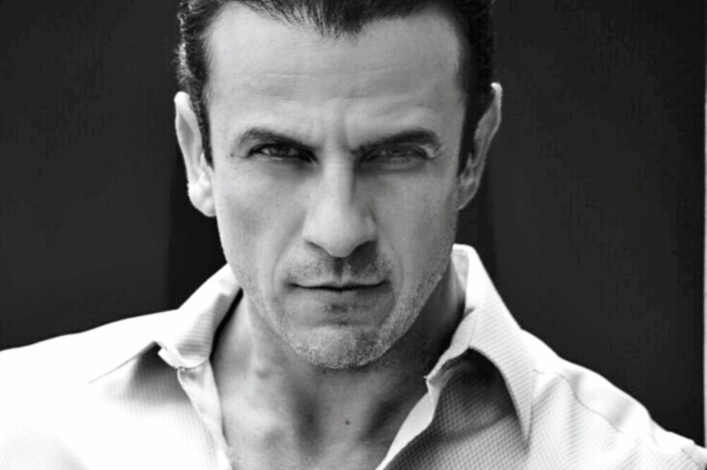 Interpreta a un abogado en El último dragón, al lado de Sebastián Rulli. / TWITTER