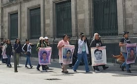 Prometen a familiares de los 43 agilizar extradición de personajes clave en el caso; Segob alista informe a 12 años