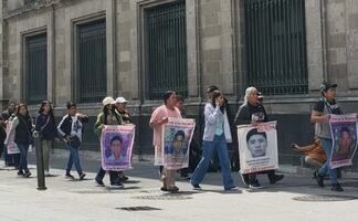Prometen a familiares de los 43 agilizar extradición de personajes clave en el caso; Segob alista informe a 12 años