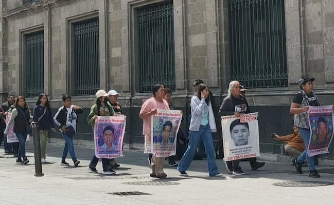 Prometen a familiares de los 43 agilizar extradición de personajes clave en el caso; Segob alista informe a 12 años