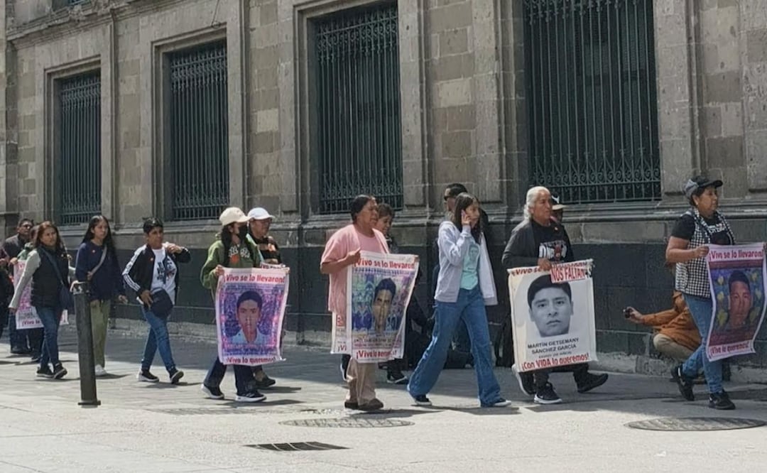 Familiares de los 43 de Ayotzinapa llegan a Palacio Nacional para reunirse con la presidenta Claudia Sheinbaum a un mes de cumplirse 12 años de su desaparición (27/08/2026). Foto: Gabriel Pano / EL UNIVERSAL