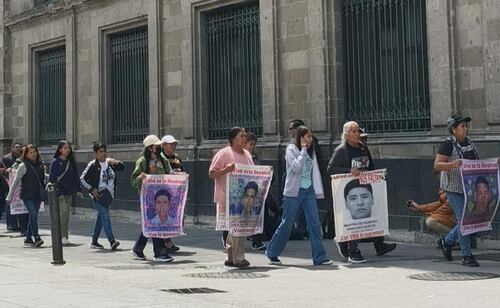 Prometen a familiares de los 43 agilizar extradición de personajes clave en el caso; Segob alista informe a 12 años