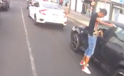 Motociclista capta en video robo a automovilistas en la Benito Juárez