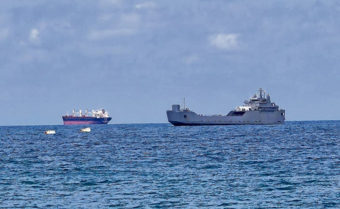 Un buque de la armada israelí (der.) navega hacia el puerto israelí de Ashdod. Foto: Nir Kafri / AFP
