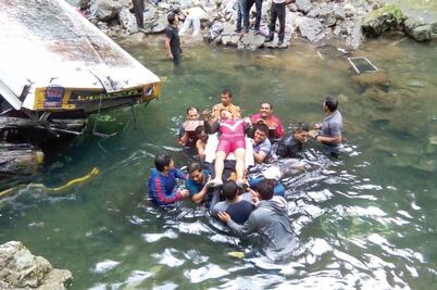 Cae autobús desde puente en Atoyac; 20 muertos