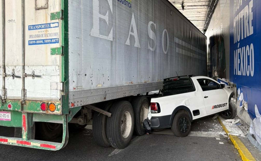 Tráiler provoca choque múltiple en avenida Constituyentes; una persona resultó lesionada.
Foto: Especial.