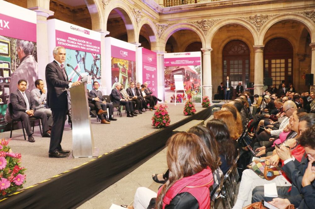 Miguel Ángel Mancera, jefe de Gobierno de la CDMX, dice que se espera atender la demanda de vivienda porque será más barato construirla (CDMX)