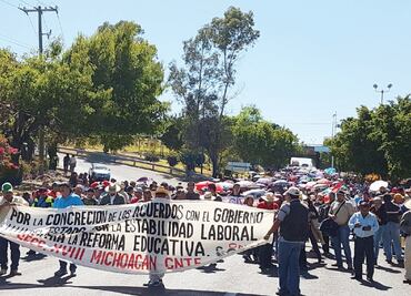 Empleados de gobierno y la CNTE hacen bloqueos en Morelia