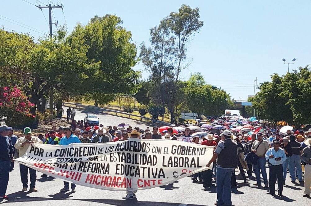 Los miembros de la Coordinadora Nacional de Trabajadores de la Educación bloquearon los cuatro accesos a Morelia para exigir el pago del adeudo de las autoridades al sistema de pensiones. (ESPECIAL)