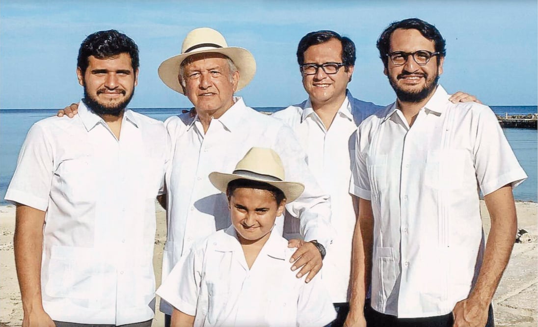 En una de las fotografías que aparecen en el folleto Esto soy, el dirigente de Morena, Andrés Manuel López Obrador aparece con sus cuatro hijos: Gonzalo Alfonso (de izq. a der.), Jesús Ernesto, José Ramón y Andrés Manuel (ESPECIAL)