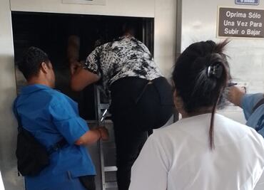 Enfermera atrapada en elevador del IMSS en Morelos fue rescatada ilesa en nueve minutos