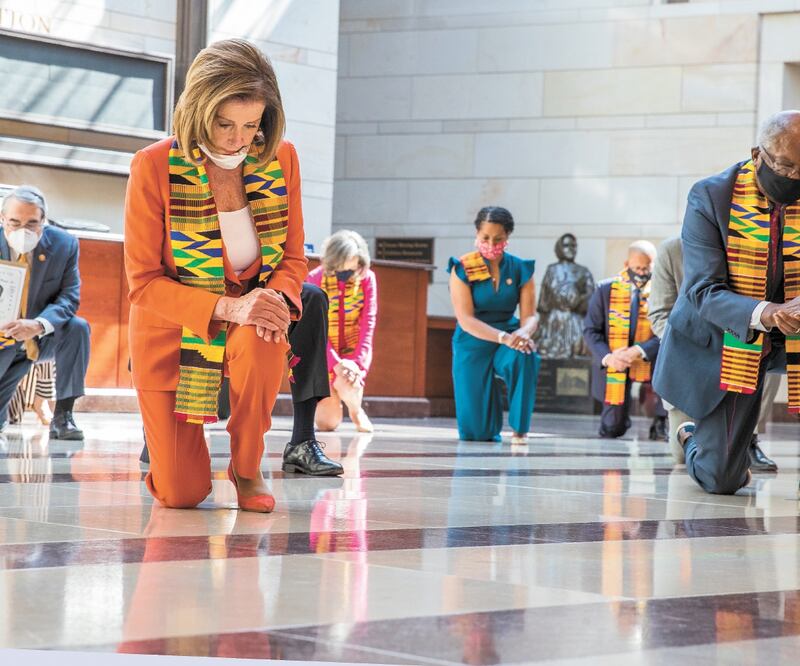 La presidenta de la Cámara Baja, Nancy Pelosi, y otros congresistas demócratas se arrodillaron ocho minutos 46 segundos en el Capitolio, en homenaje a George Floyd. MANUEL BALCE CENETA. AP